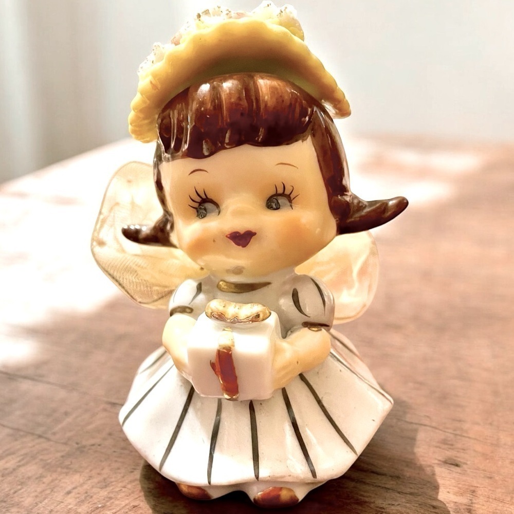 Adorable little angel, ceramic with mesh wings, vintage, no chips or cracks